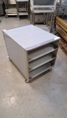 Nerezový průchozí pojízdný stůl