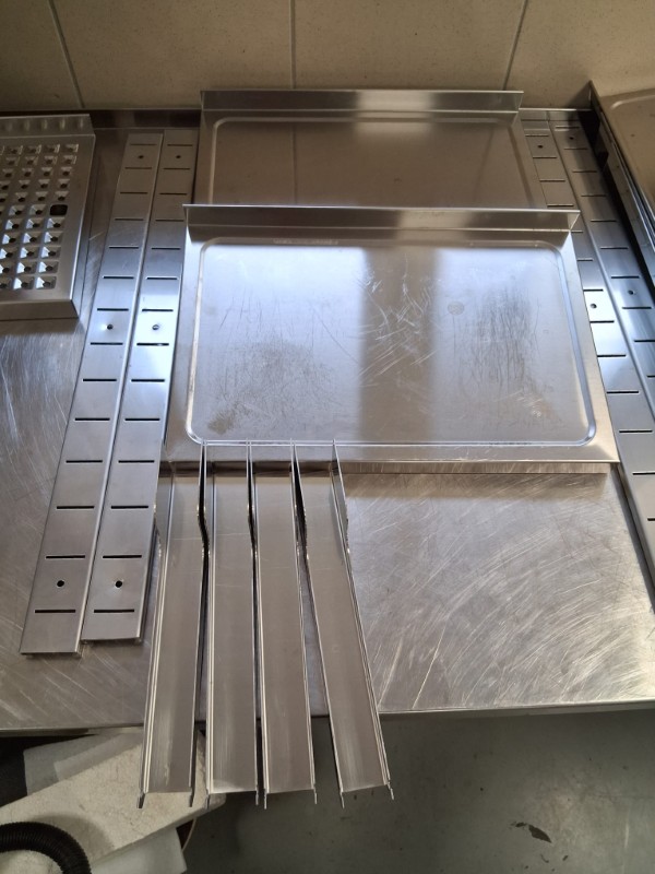 Dvoustěnná police, nastavitelná, se 2 držáky