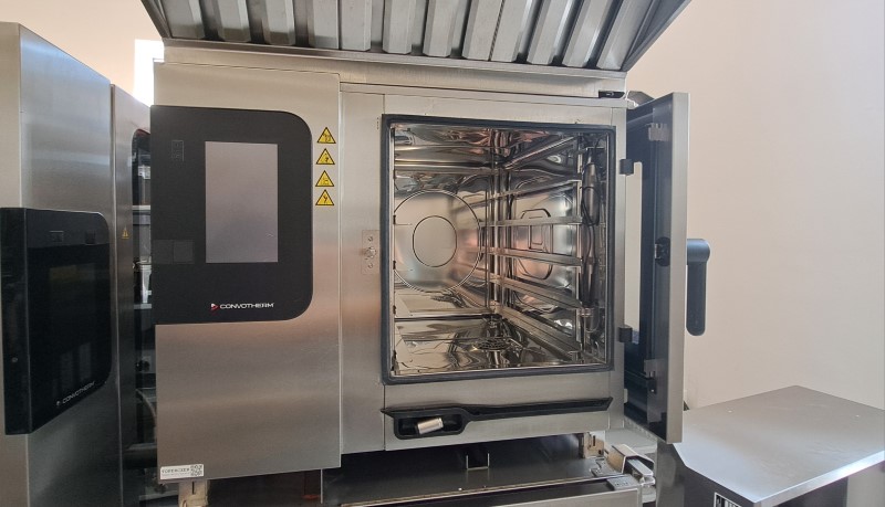 Sestava konvektomatů Convotherm C4eT 6.10 ES a C4eT 10.10 ES s digestoří