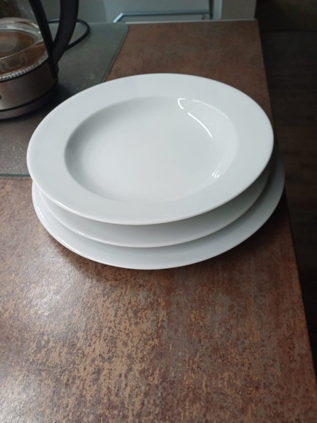 TALÍŘE Z UZAVŘENÉ PORCELÁRNY