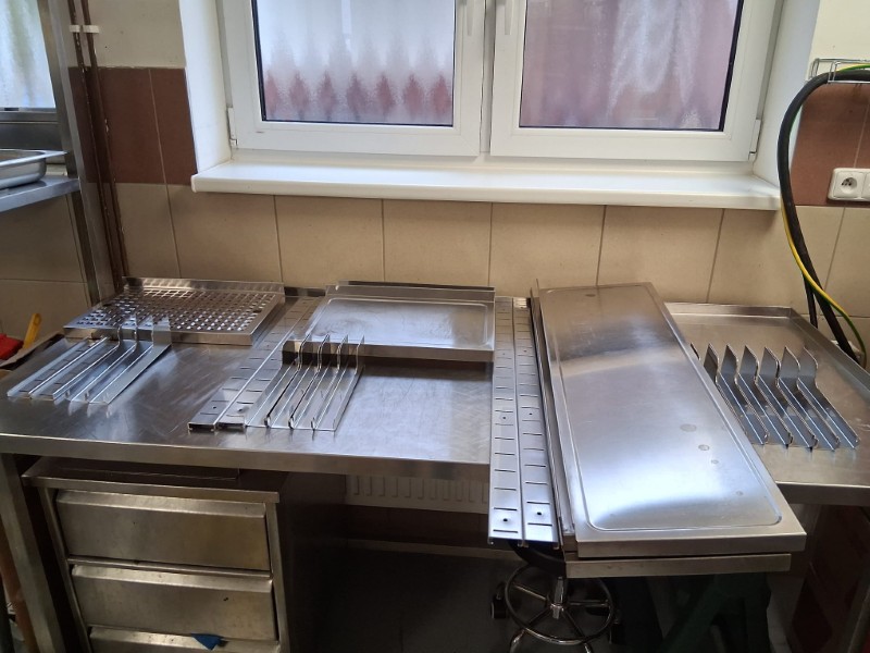 Dvoustěnná police, nastavitelná, se 2 držáky