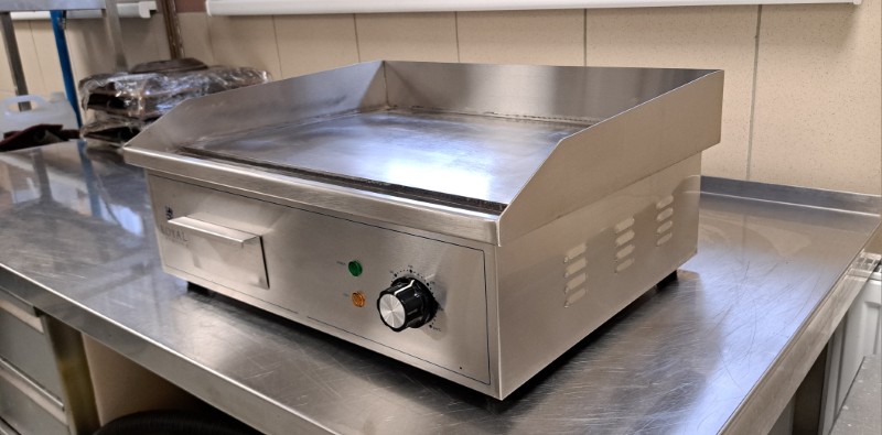 Elektrický gril RCPG42-S – hladká grilovací plocha