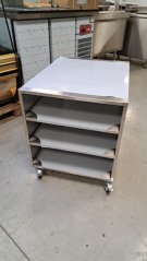 Nerezový průchozí pojízdný stůl