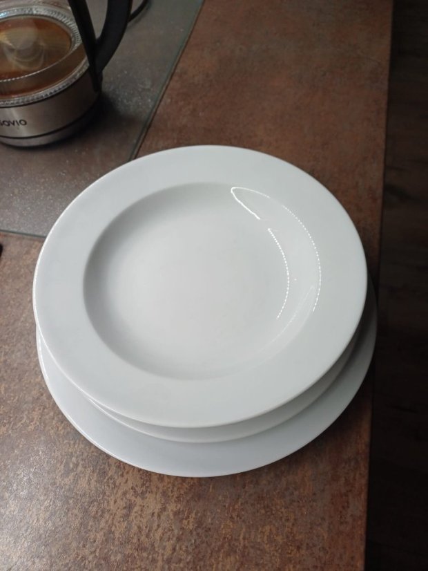 TALÍŘE Z UZAVŘENÉ PORCELÁRNY