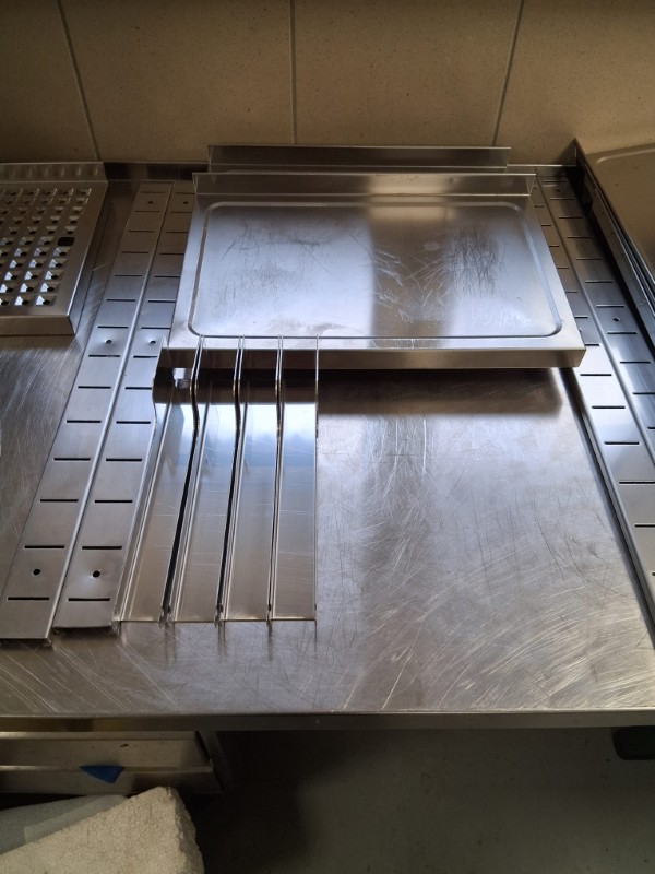 Dvoustěnná police, nastavitelná, se 2 držáky