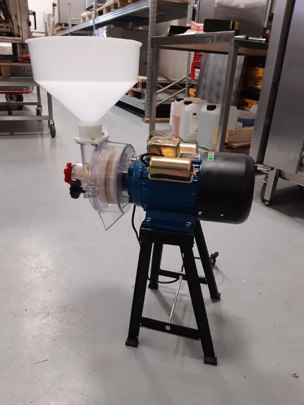 Elektrický mlýnek na suché obiloviny