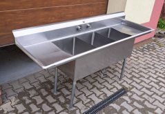 Nerezový stůl se třemi dřezy 2130x960x680 mm