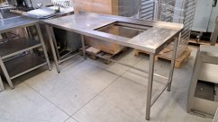 Nerezový stůl s výřezem 1800 x 700 x 900 mm