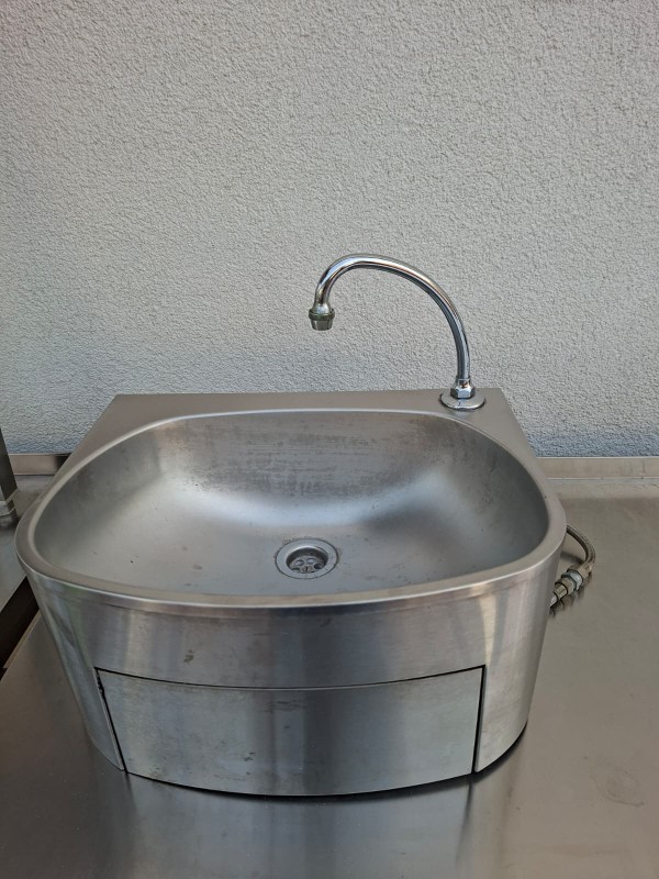 Nástěnné umyvadlo s nožním ovládáním